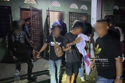 Sebahagian PATI yang ditahan dalam operasi di sebuah ladang kelapa sawit di Tanjung Sedili awal pagi Sabtu lalu.