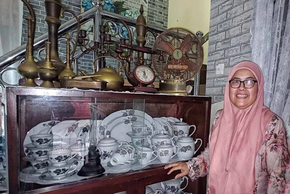 Pugiyana turut mengumpul pinggan mangkuk dan teko lama dan ini antara koleksi rose hitam.