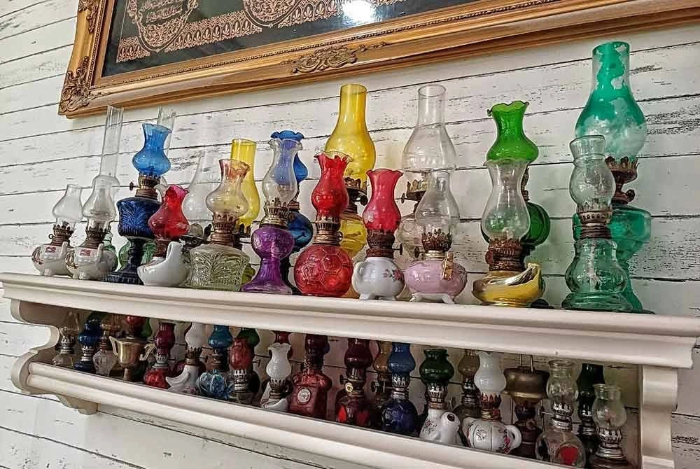 Pelbagai jenis bentuk pelita yang dikumpul Pugiyana di rumah di Kampung Baru Chengal Lempong di sini.