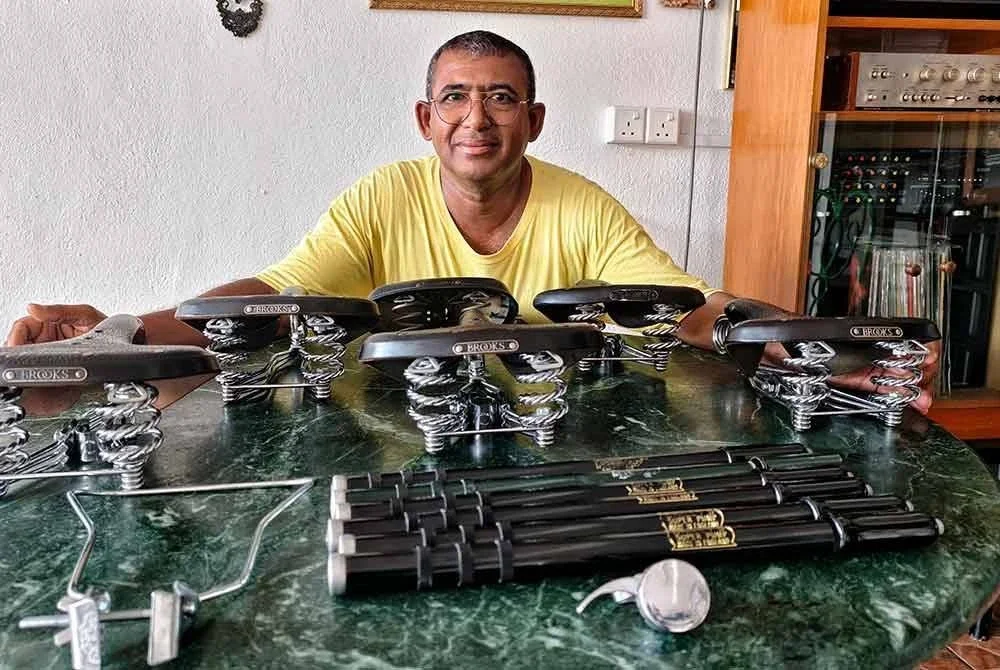 Abdul Rahman menunjukkan antara koleksi aksesori basikal klasik yang dimilikinya.