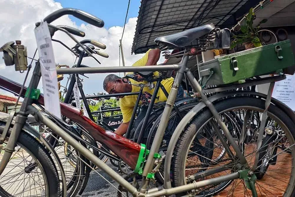 Abdul Rahman tidak jemu membelek koleksi basikalnya setiap hari.