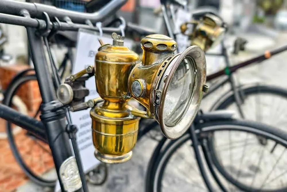 Unik...lampu pada basikal klasik milik Abdul Rahman.