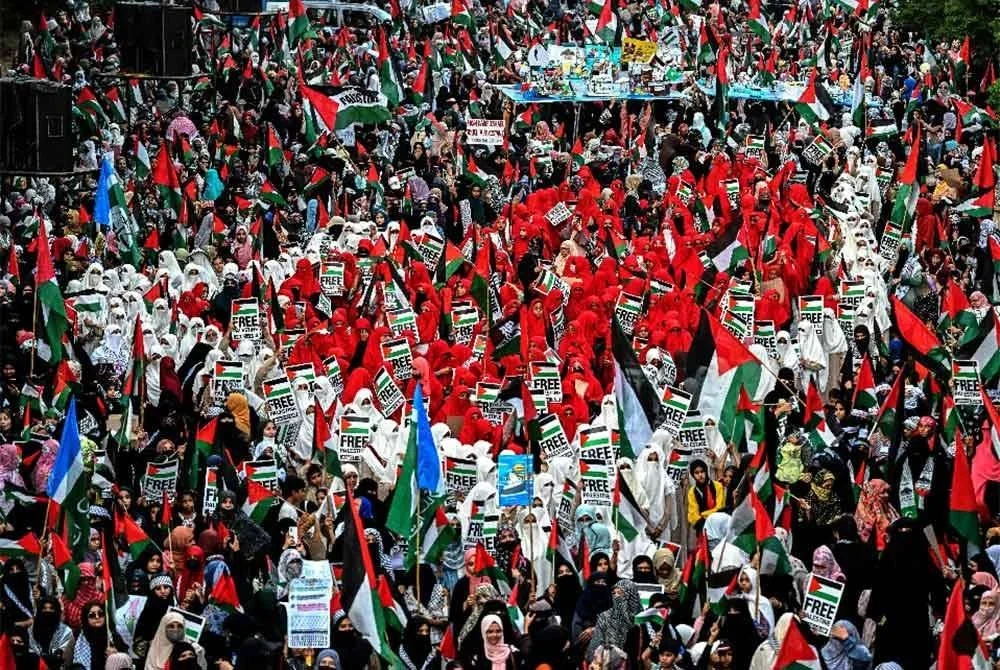 Penyokong Jamaat-e-Islami, sebuah parti politik Islam, berkumpul untuk menyatakan solidariti mereka dengan rakyat Palestin semasa protes anti-Israel di Karachi. Foto AFP