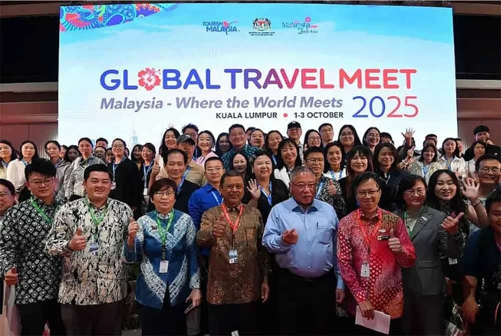 Tiga kumpulan industri menyatakan kekesalan atas kontroversi yang tercetus akibat penghidangan arak pada majlis makan malam yang diadakan sempena Global Travel Meet (GTM).