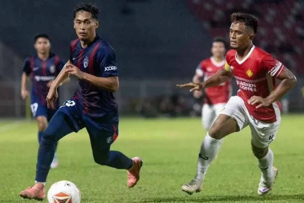 Pemain KRW FC, Arham Khushyairi Ab Wahab (kanan) mengawal ketat pemain JDT II pada aksi Liga A1 Semi Pro di Stadium Sultan Muhammad IV Kota Bharu pada Isnin.