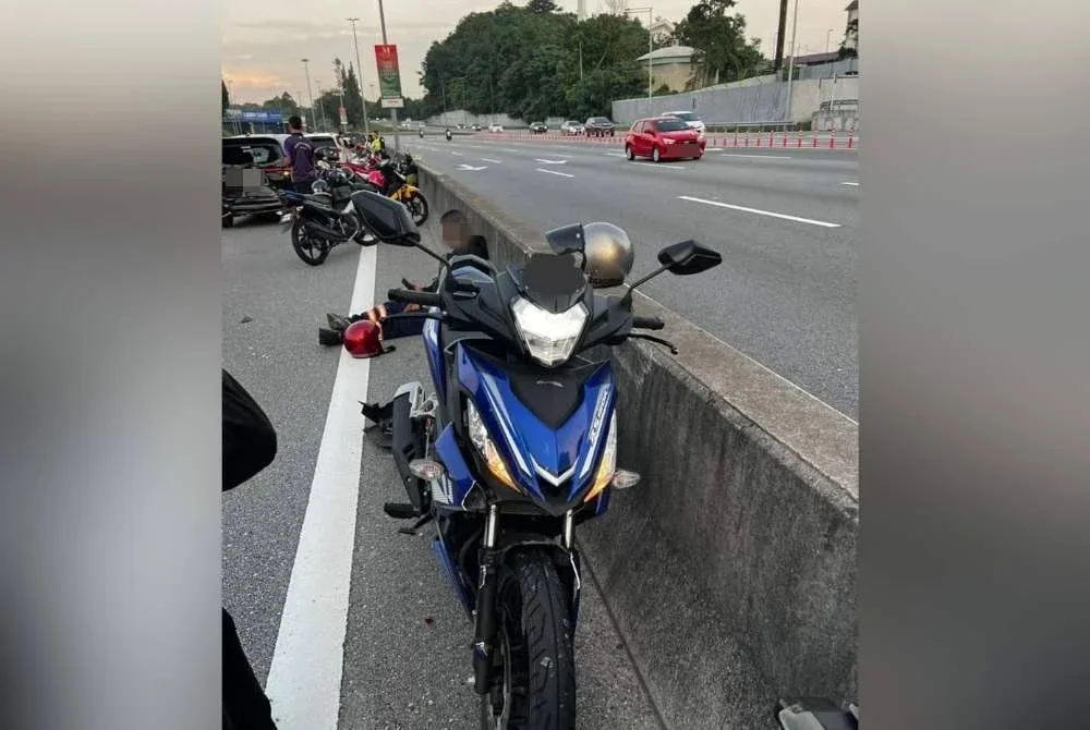 Tiga penunggang motosikal cedera dalam kemalangan melibatkan sembilan kenderaan di Lebuhraya Kajang SILK pada Isnin.