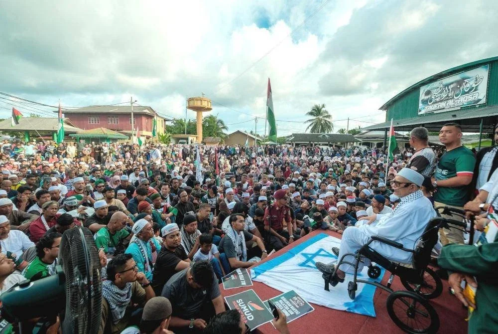 Presiden Pas, Tan Sri Abdul Hadi Awang bersama ribuan peserta menghadiri Himpunan & Flashmob Solidariti Sumud Flotilla di hadapan Masjid Rusila, Marang, pada Khamis. Foto Krew MarangTV