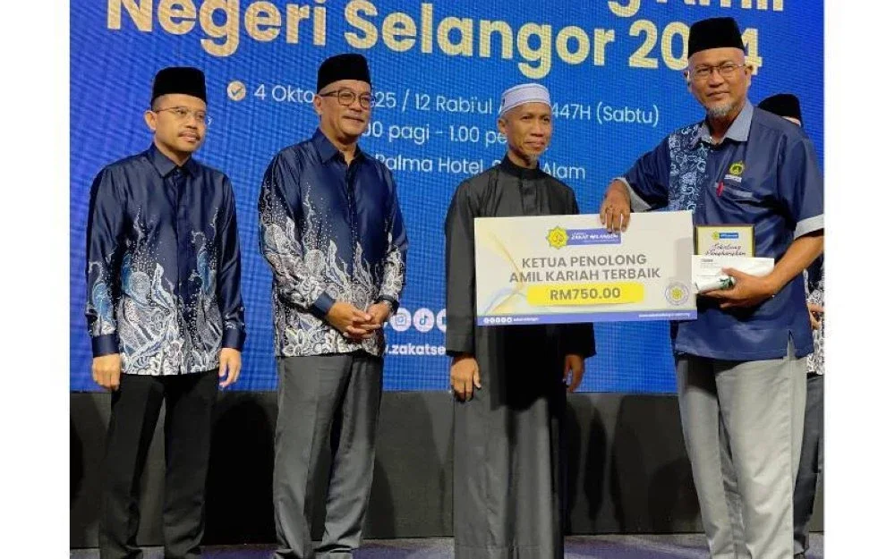 Mohd Khaidzir (dua dari kiri) mengiringi Mufti Selangor, Datuk Dr Anhar Opir (dua dari kanan) menyampaikan penghargaan kepada salah seorang pemenang pada Majlis Anugerah Ketua dan Penolong Amil Selangor 2025 di sini Sabtu.