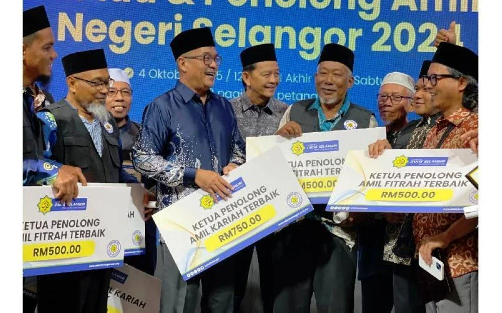 Ketua Pegawai Eksekutifnya, Mohd Khaidzir Shahari (depan tiga dari kiri) beramah mesra bersama-sama pemenang pada Majlis Anugerah Ketua dan Penolong Amil Selangor 2025 di sini Sabtu. 