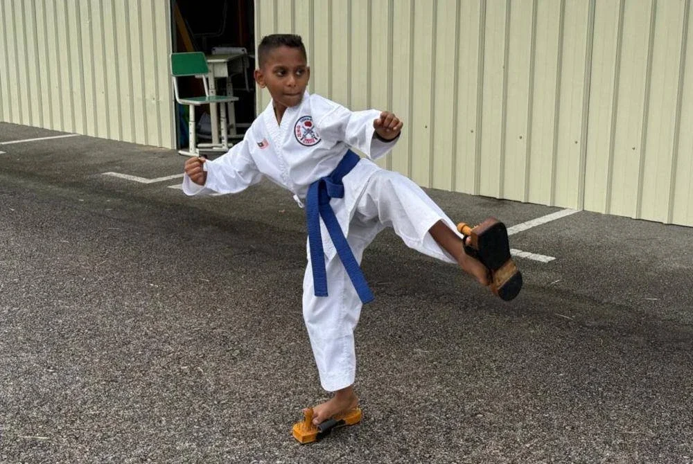 Vasanth Abhinandan pamek aksi karate kata menggunakan kasut berpaku.