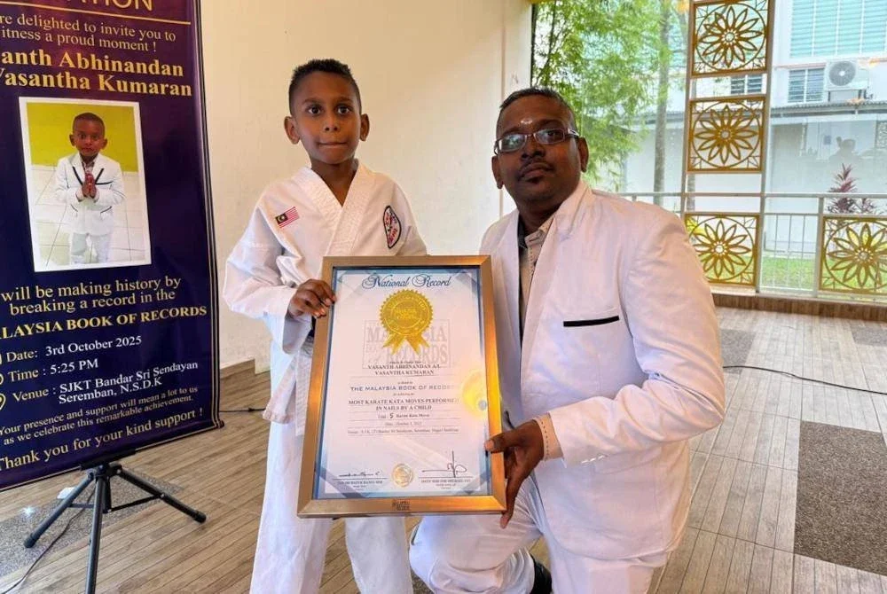 Vasanth Abhinandan disamping bapa menunjukkan sijil MBOR diterimanya.