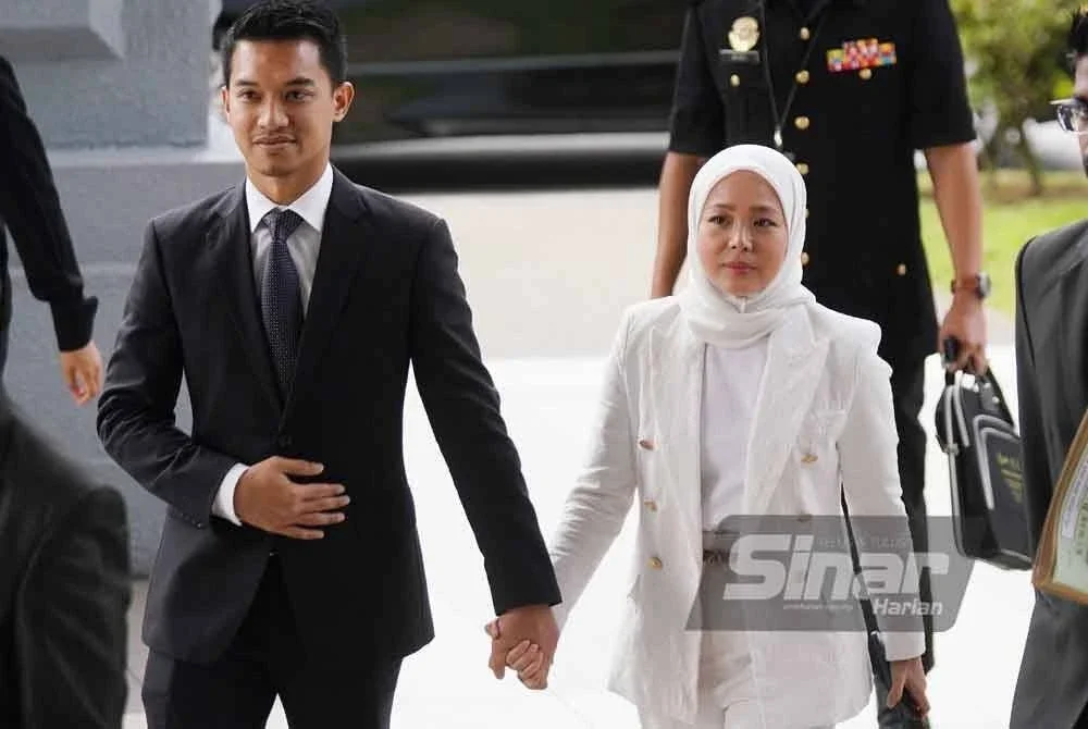 Vivy Yusof dan suaminya, Fadzarudin mendapat pasport antarabangsa buat sementara bagi membolehkan mereka menghadiri program islamik di Istanbul dan Bosnia.