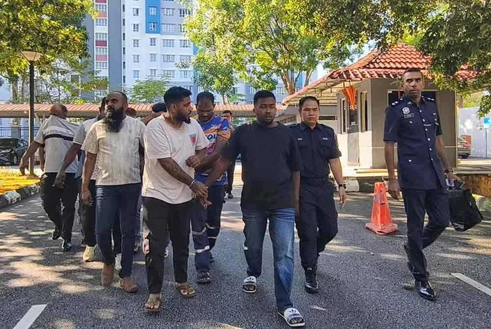 Kesemua tertuduh dibawa ke Mahkamah Sesyen Seremban pada Selasa atas pertuduhan melakukan rompak berkumpulan 62 jongkong tembaga sebuah syarikat, bulan lalu.