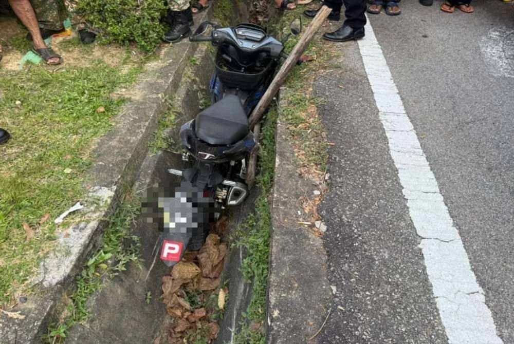 Motosikal yang ditunggang mangsa terbabas dalam longkang