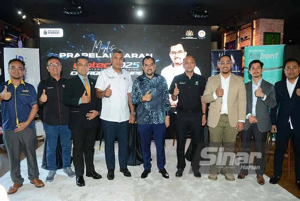Asyraf Wajdi (tengah) bergambar bersama rakan strategik pada Majlis Prapelancaran Matec 2025 di sebuah hotel di sini pada Selasa. FOTO: SINAR HARIAN/MOHD HALIM ABDUL WAHID