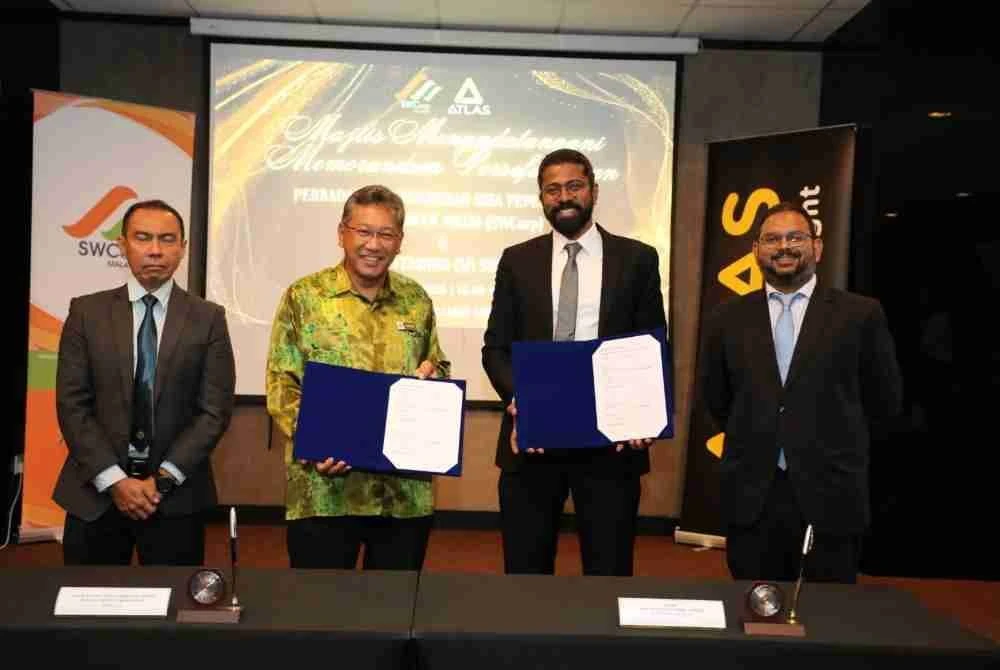 Dari kiri: Timbalan Ketua Pegawai Eksekutif (Teknikal) SWCorp, Ir. Zulkifli Tamby Chik; CEO SW CORP, Khalid Mohamed; CEO of Etika Sdn Bhd,Santharuban T. Sundaram dan Pengurus Pemasaran Etika Sdn Bhd, Dr. Kalithasan Sothinathan bersama MoU yang telah ditandatangani