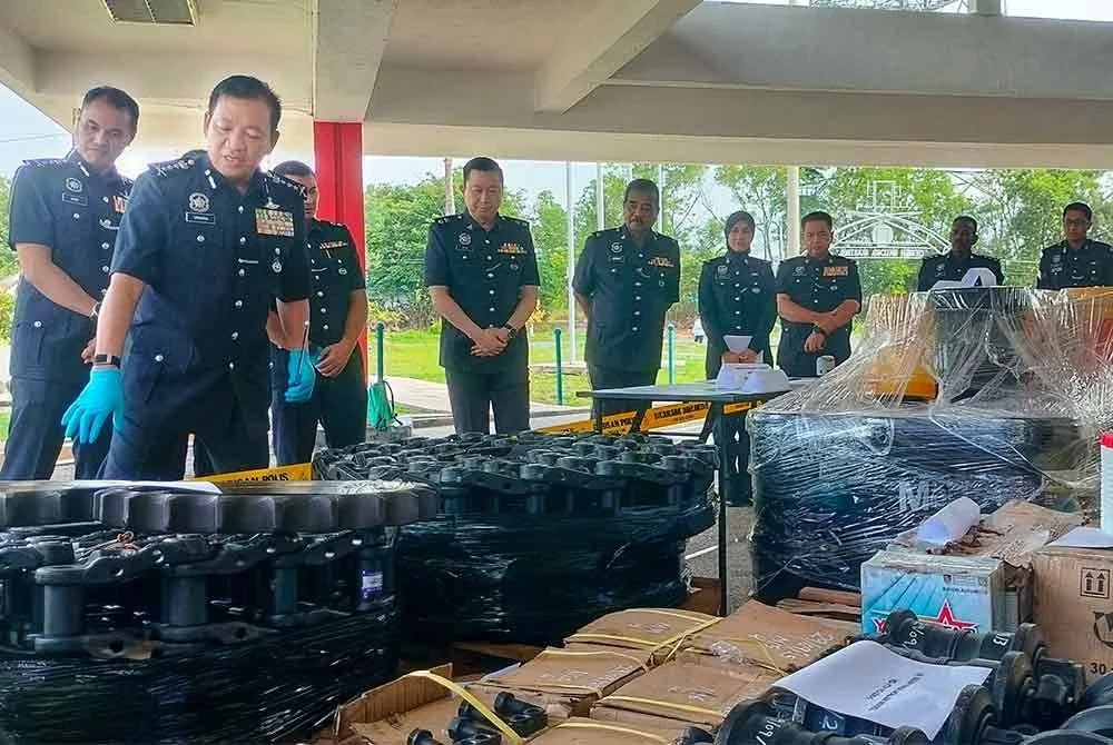 Yahaya (kiri) menunjukkan antara hasil rampasan daripada sindiket ‘Fly By Night’ dalam sidang akhbar di Dewan Balora Mastika, Jengka pada Selasa