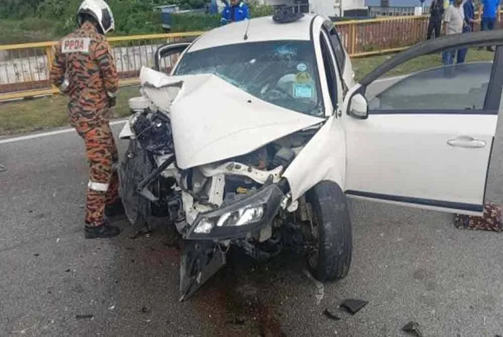 Empat beranak terbabit dalam kemalangan Proton Saga FLX yang dipercayai terbabas melanggar tiang elektrik masih dirawat di hospital.