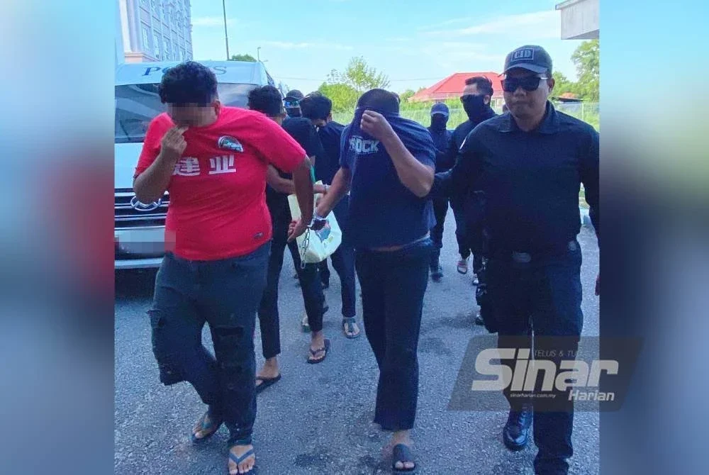 Lapan individu dihadapkan ke Mahkamah Majistret dan Sesyen di Kota Bharu pada Selasa atas pertuduhan mengurung tiga lelaki dan bersubahat melakukan rompakan serta menunjukkan senjata di Pasir Puteh. Foto Sinar Harian HAZELEN LIANA KAMARUDIN