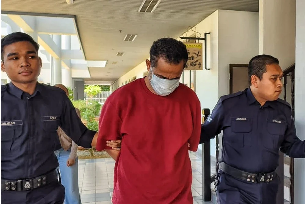 Hosam (tengah) ketika dibawa keluar dari Mahkamah Majistret Melaka pada Selasa.