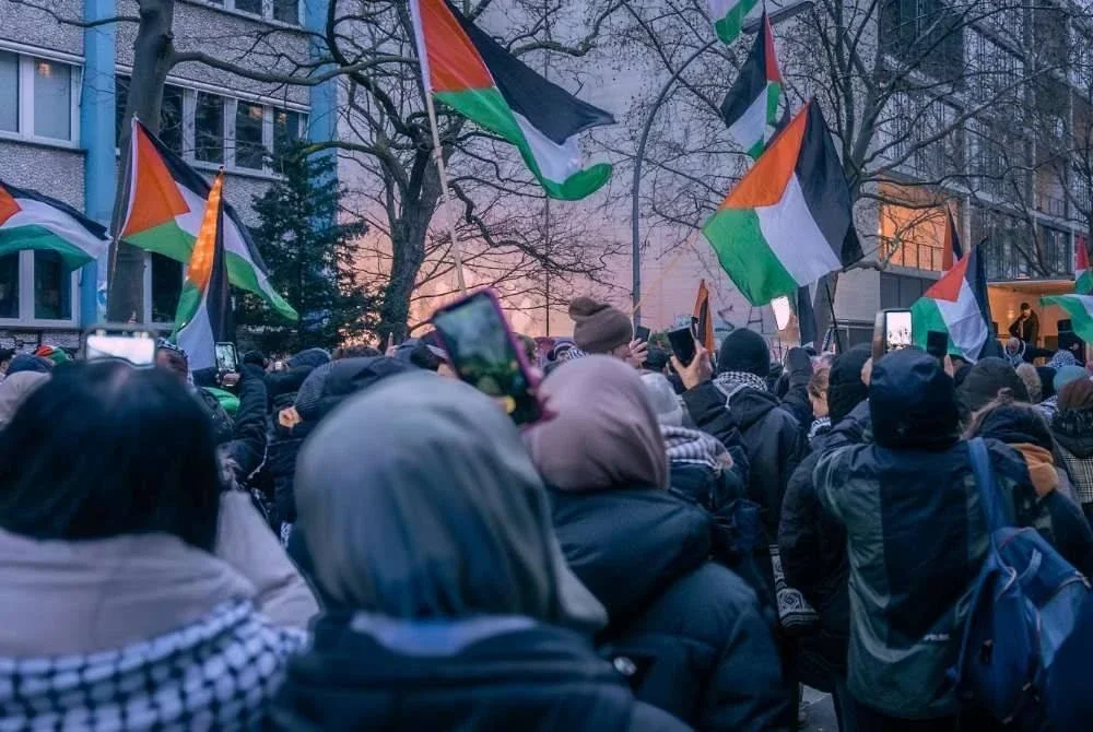 UMAT manusia di seluruh dunia bangun berdemonstrasi dalam usaha menentang kezaliman Zionis. Foto Canva
