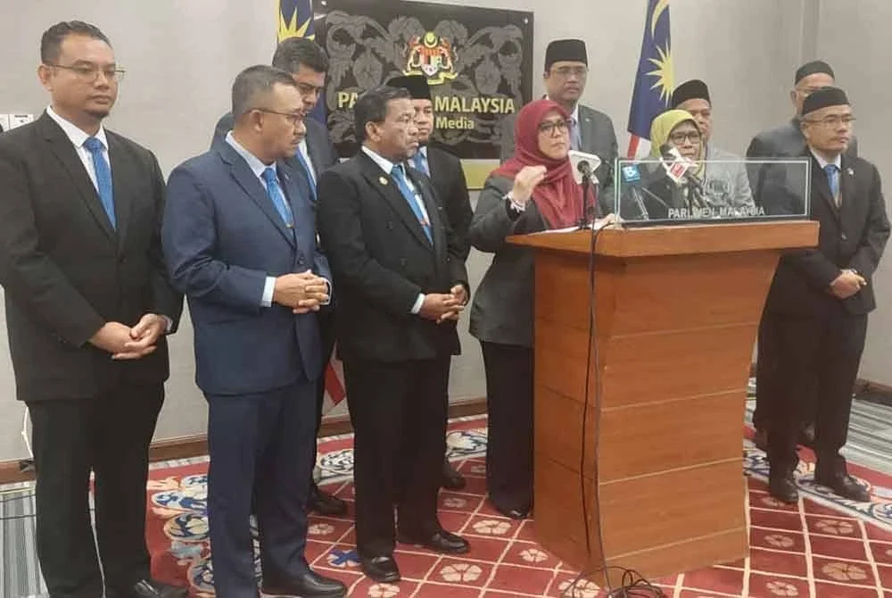 Mas Ermieyati bersama 10 Ahli Parlimen PN yang lain pada sidang akhbar di Dewan Rakyat pada Selasa.