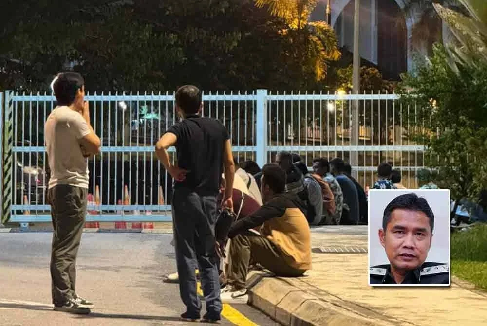 Antara warga asing yang hadir ke pejabat JIM Kuala Lumpur untuk PRM 2.0. Gambar kecil: Wan Mohammed Saupee