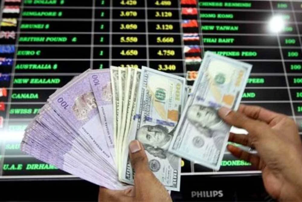 Pada jam 6 petang, mata wang tempatan itu diniagakan pada 4.2125/2155 berbanding dolar AS 4.2135/2180 ketika ditutup pada Isnin. Gambar hiasan