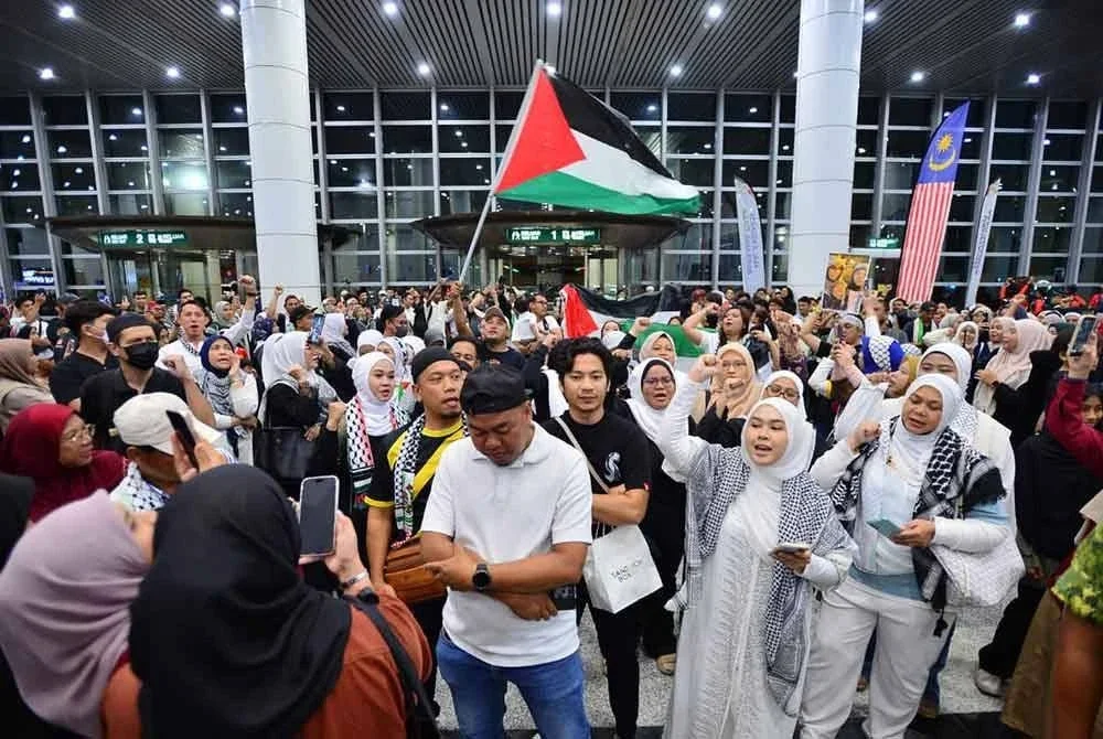 Orang ramai mula berkumpul di Balai Ketibaan KLIA1 seawal jam 7 malam bagi menyambut ketibaan sukarelawan Global Sumud Flotilla yang dijangka tiba sekitar jam 9.30 malam ini.