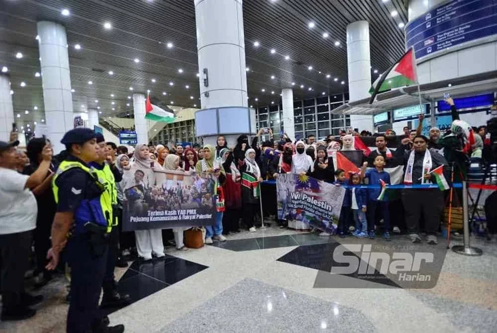 Suasana sambutan di KLIA 1 bagi menyambut ketibaan sukarelawan GSF ke Malaysia pada Selasa. Foto Sinar -ASRIL ASWANDI SHUKOR