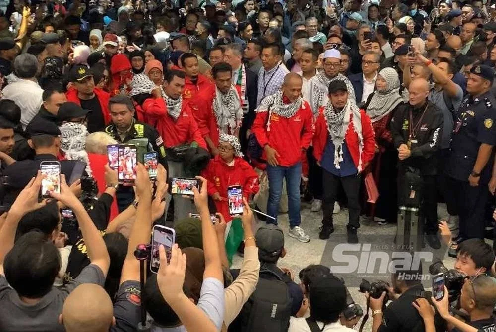 Kesemua wira dan wirawati GSF Malaysia selamat tiba di Terminal 1 KLIA pada jam 10.07 malam Selasa.