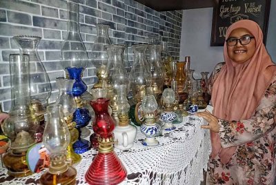 Pugiyana menunjukkan sebahagian koleksi pelita yang dikumpul di kediamannya di Kampung Baru Chengal Lempong di sini.