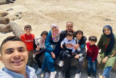 Majed (empat dari kanan) bersama isteri dan anak-anaknya.