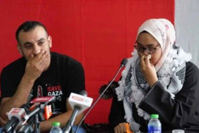 Nurul Ain bersama suami, Mohamed tidak dapat menahan sebak ketika majlis dialog mengenai konflik di Gaza pada 2023.