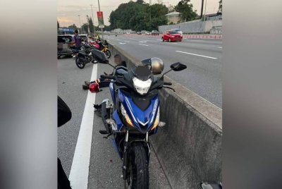 Tiga penunggang motosikal cedera dalam kemalangan melibatkan sembilan kenderaan di Lebuhraya Kajang SILK pada Isnin.