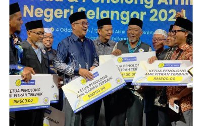 Ketua Pegawai Eksekutifnya, Mohd Khaidzir Shahari (depan tiga dari kiri) beramah mesra bersama-sama pemenang pada Majlis Anugerah Ketua dan Penolong Amil Selangor 2025 di sini Sabtu. 