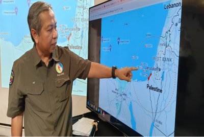 Kamarul Zaman menunjukkan kedudukan kapal yang terlibat dala misi Freedom Flotilla Coalition (FFC) x Thousand Madleens to Gaza (TMTG) kini menghampiri 200 batu nautika dari pantai Gaza.