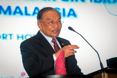 Anwar berucap pada Persidangan ASEAN mengenai Perkhidmatan Awam Sedia Masa Hadapan, di sebuah hotel pada Selasa. Foto Bernama