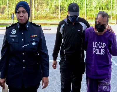 Seorang bapa bersama dua anak lelaki didakwa di Mahkamah Sesyen Kota Bharu pada Selasa atas pertuduhan melakukan amang seksual terhadap dua anak perempuannya di Pasir Puteh pada tahun lalu hingga September.