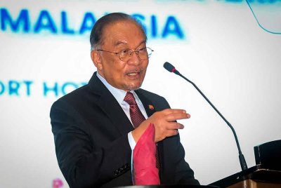 Anwar berucap pada Persidangan ASEAN mengenai Perkhidmatan Awam Sedia Masa Hadapan, di sebuah hotel, pada Selasa. Foto Bernama