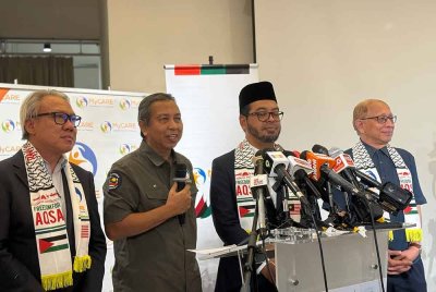 Kamarul Zaman (dua dari kiri) bersama Zulkifli (tiga dari kanan) ketika sedang media di ibu pejabat MyCARE pada Selasa.