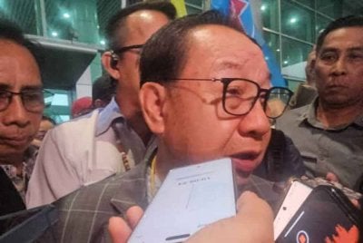 Jeffrey dilihat mengalirkan air mata ketika ditemui pemberita di Lapangan Terbang Antarabangsa Kota Kinabalu pada Selasa.