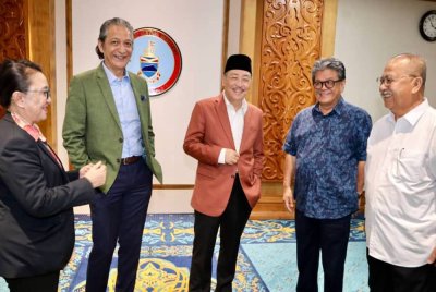 Empat ADUN (dari kiri) Flovia, Anuar, Ellron dan Madingkir dilihat hadir pada majlis pertemuan bersama Hajiji (tengah) di Menara Kinabalu semasa pengumuman pembubaran DUN pada Isnin.