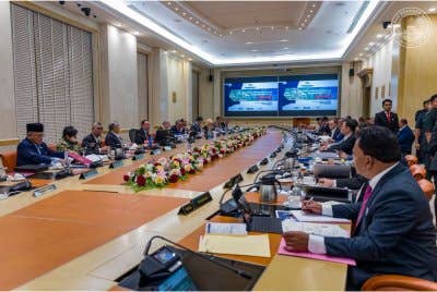 Anwar mempengerusikan Mesyuarat bersama Menteri Besar dan Ketua Menteri ke 147 di Putrajaya. Foto Facebook Anwar Ibrahim