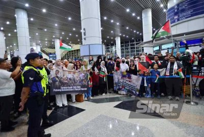 Suasana sambutan di KLIA 1 bagi menyambut ketibaan sukarelawan GSF ke Malaysia pada Selasa. Foto Sinar -ASRIL ASWANDI SHUKOR
