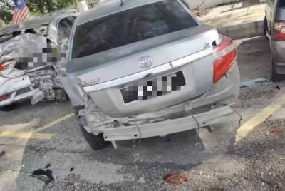 Kemalangan berlaku apabila sebuah van yang dipandu seorang lelaki hilang kawalan ketika membelok masuk ke simpang.