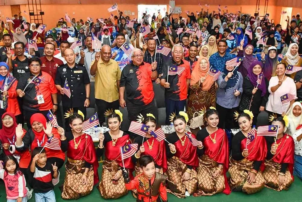 J-KOM berperanan sebagai jambatan komunikasi antara kerajaan dengan rakyat dalam membina kerangka pemikiran masyarakat berasaskan gagasan Malaysia Madani.