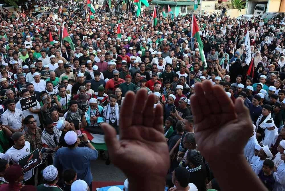 Ribuan warga Terengganu berhimpun di perkarangan Masjid Kampung Rusila sebagai tanda solidariti terhadap perjuangan Sumud Flotilla Jumaat lalu.