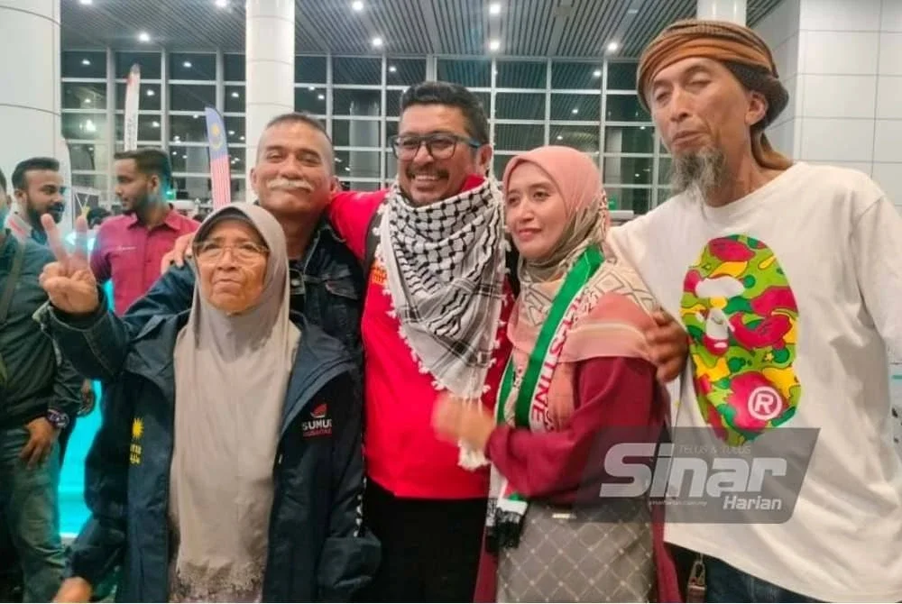 Norazman bersama kedua ibu bapa dan isterinya sejurus tiba di Lapangan Terbang Antarabangsa Kuala Lumpur Terminal 1 pada Selasa. 