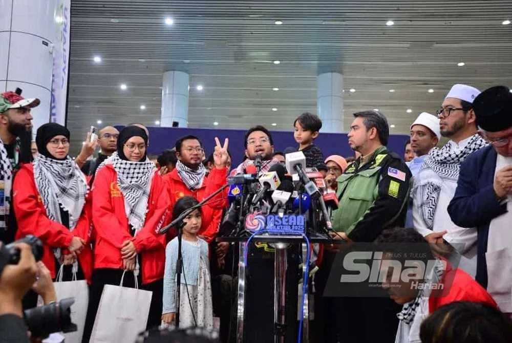 Nadir Al-Nuri pada sidang media majlis sambutan kepulangan delegasi misi Global Sumud Flotilla (GSF) Malaysia di Terminal 1 Lapangan Terbang Antarabangsa Kuala Lumpur (KLIA) di sini Selasa malam.